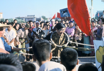 August 1964- Spontaneous demonstration on Tien An Men Square