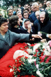 Nina Petrovna, widow of Nikita Kroutchev saying goodbye to her husband